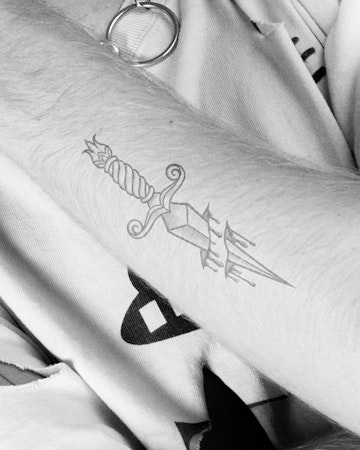 Claymore Tattoo Semi Permanent Tattoos By Inkbox Claymore Tattoo Semi Permanent Tattoos By Inkbox